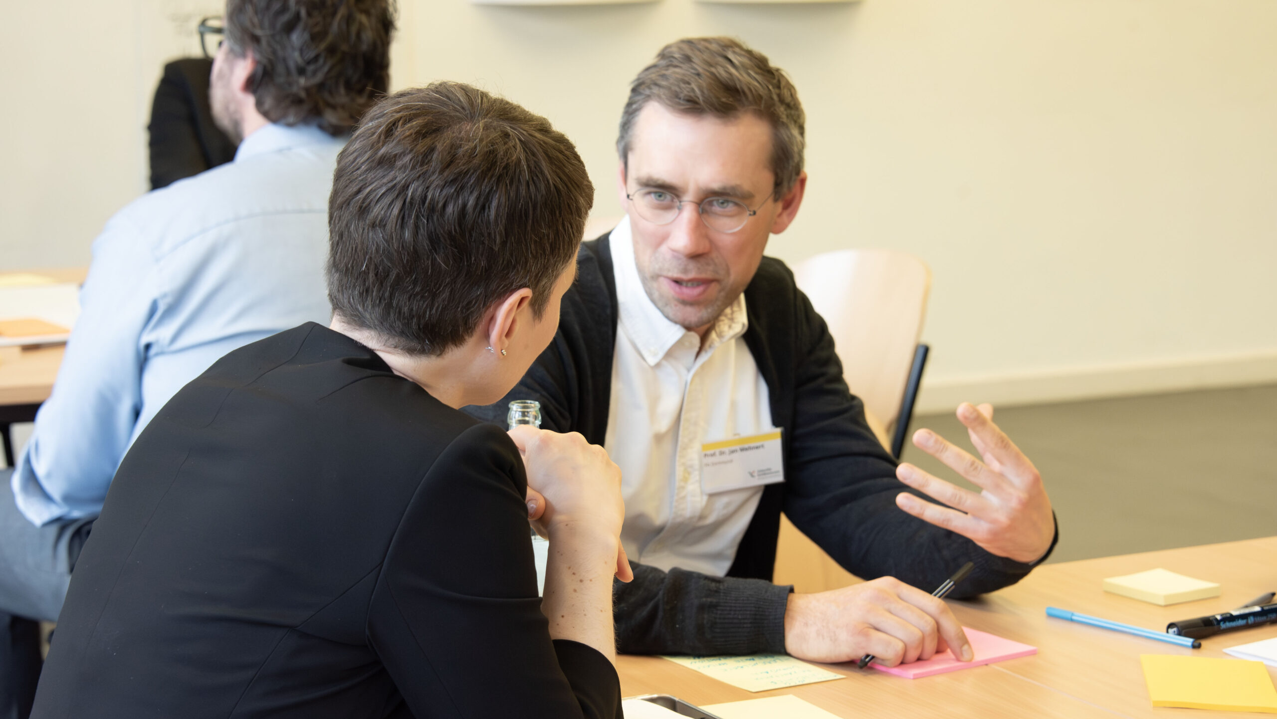 Angeregter Austausch zwischen Teilnehmenden.