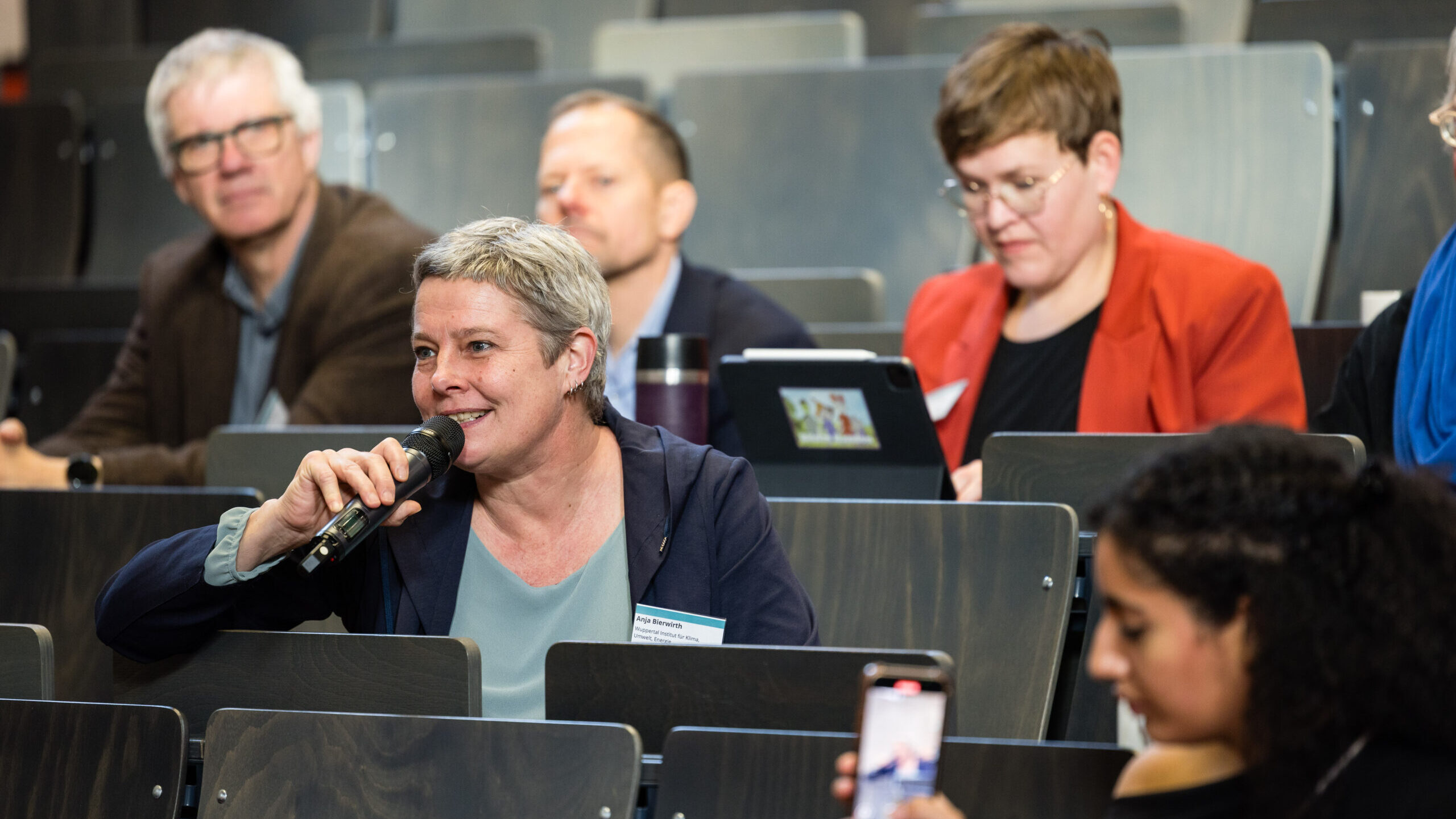 Konferenzteilnehmerin richtet Frage an Ministerin Ina Brandes. 