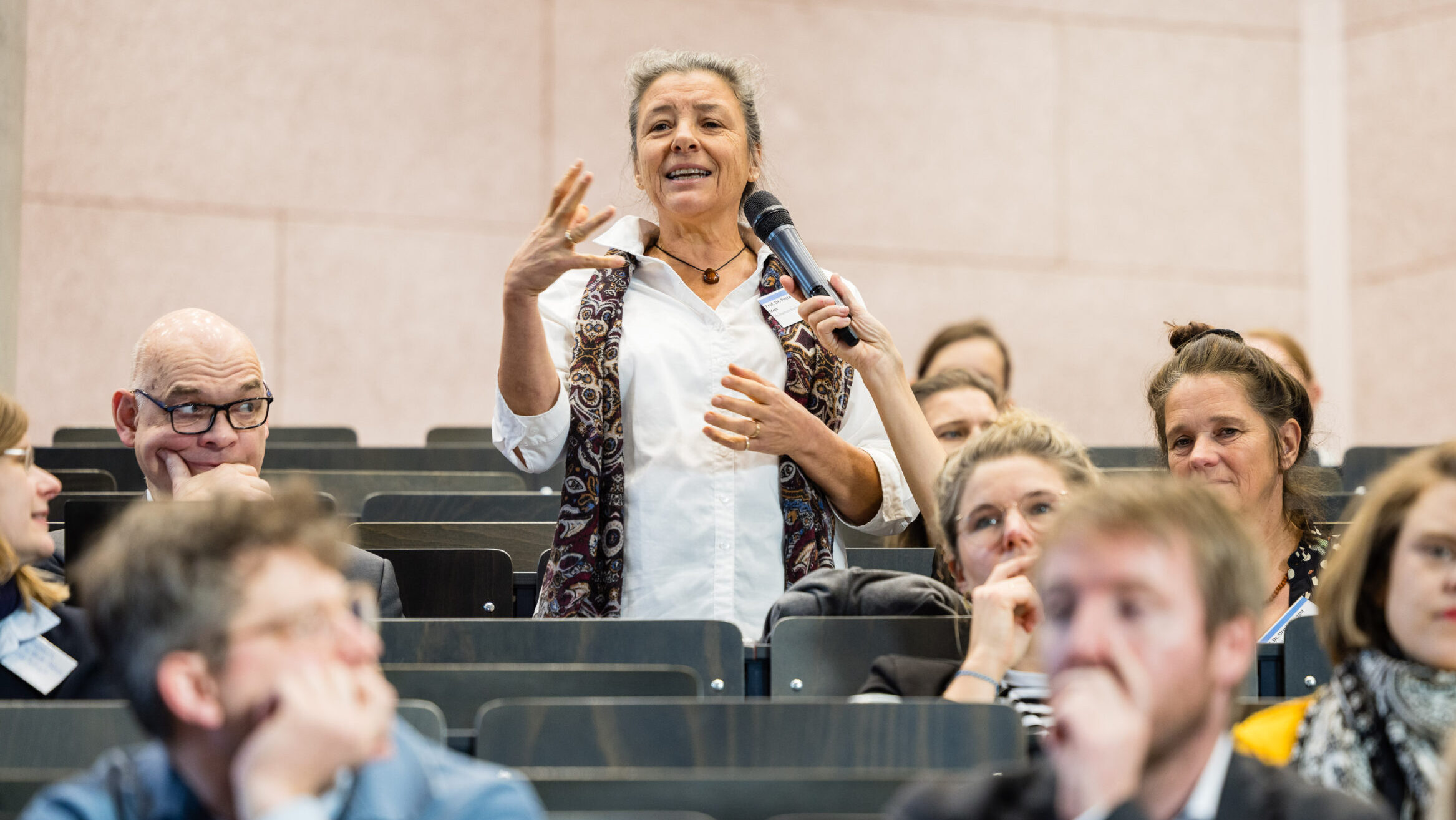 Person aus dem Plenum gibt einen Wortbeitrag.
