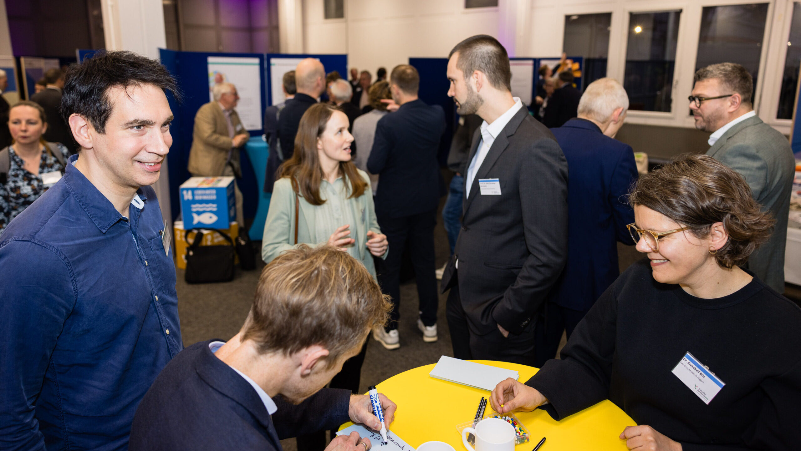 Engagierte Teilnehmende während des Open Spaces. 