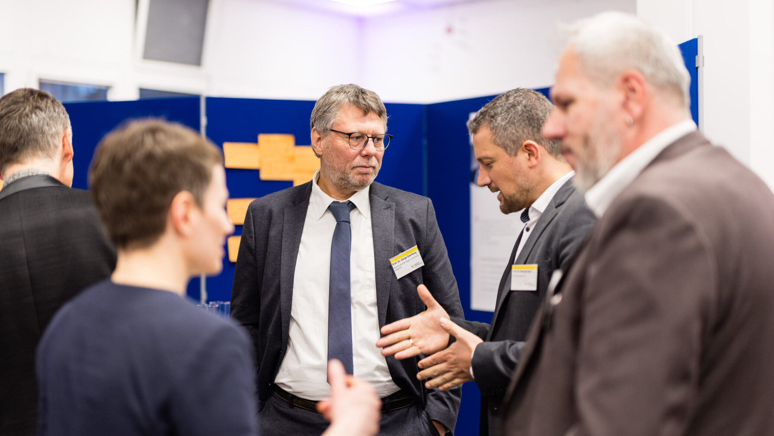 Teilnehmende sprechen miteinander und hören zu.