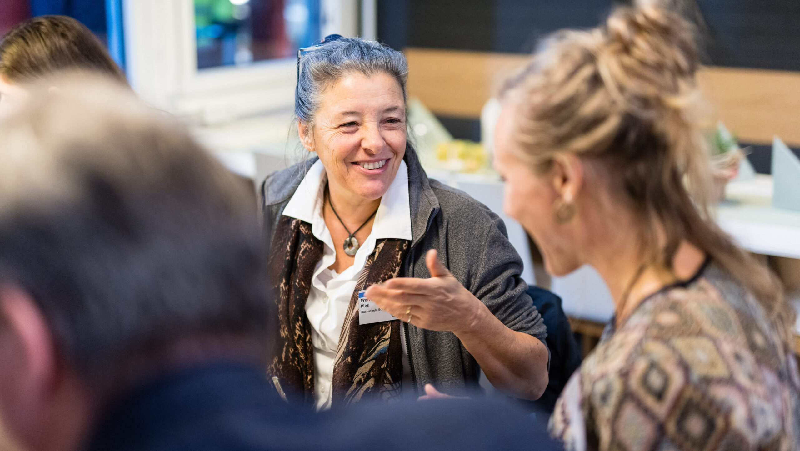 Lebendige Workshop-Atmosphäre mit aktiver Beteiligung.