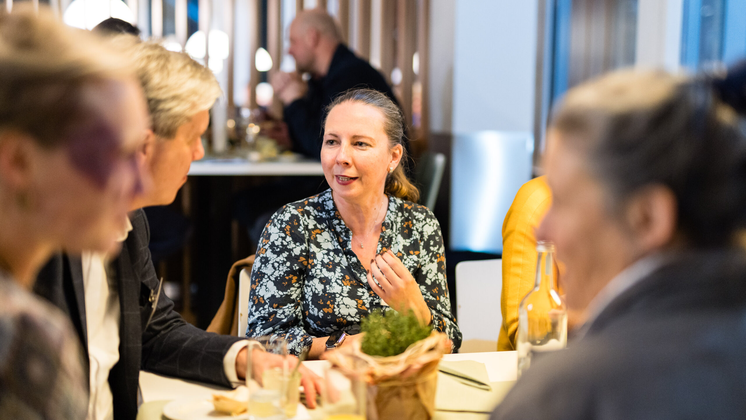 Menschen führen Gespräch bei Abendveranstaltung.