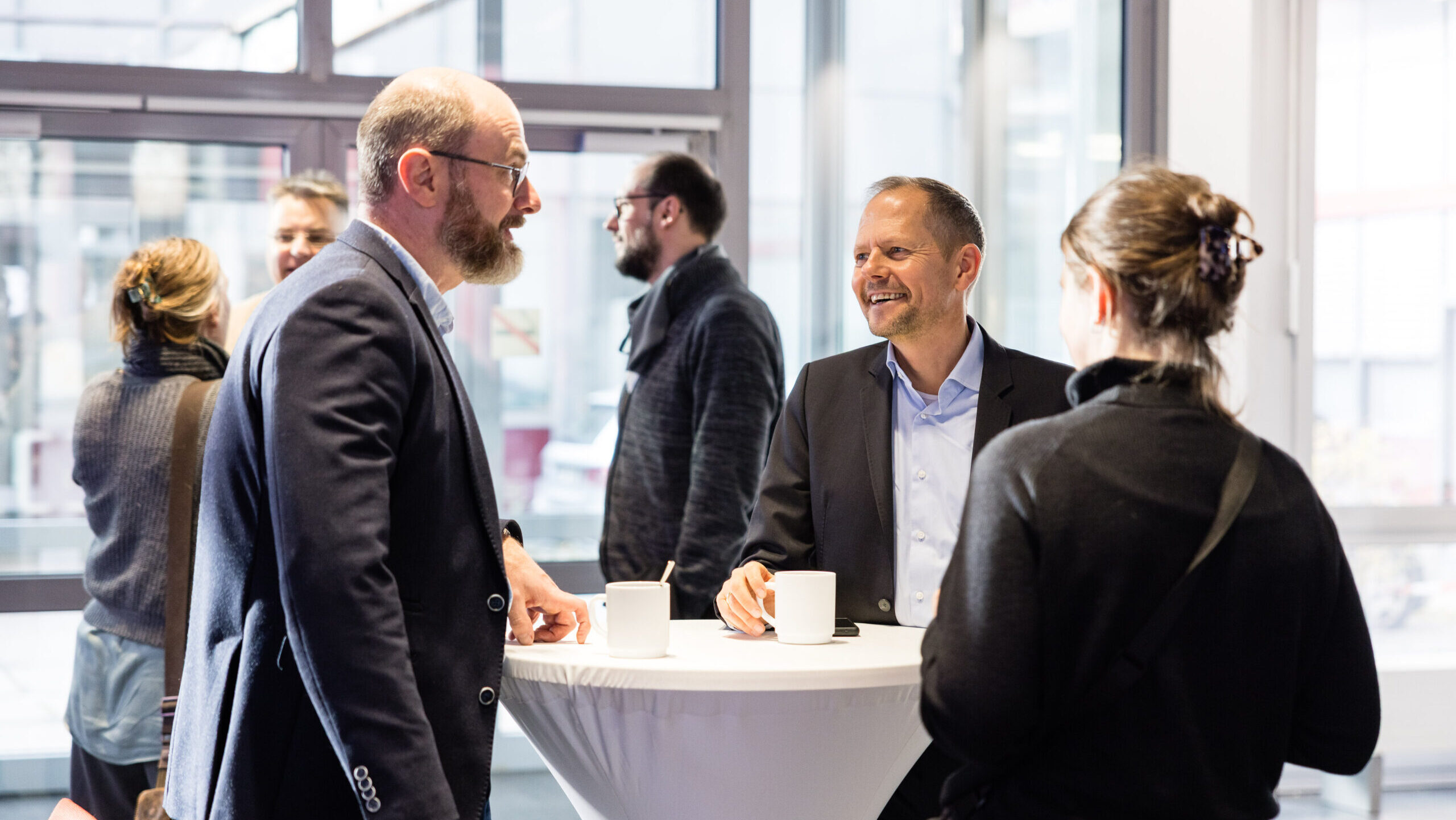 Teilnehmende diskutieren Ideen in einer Runde.