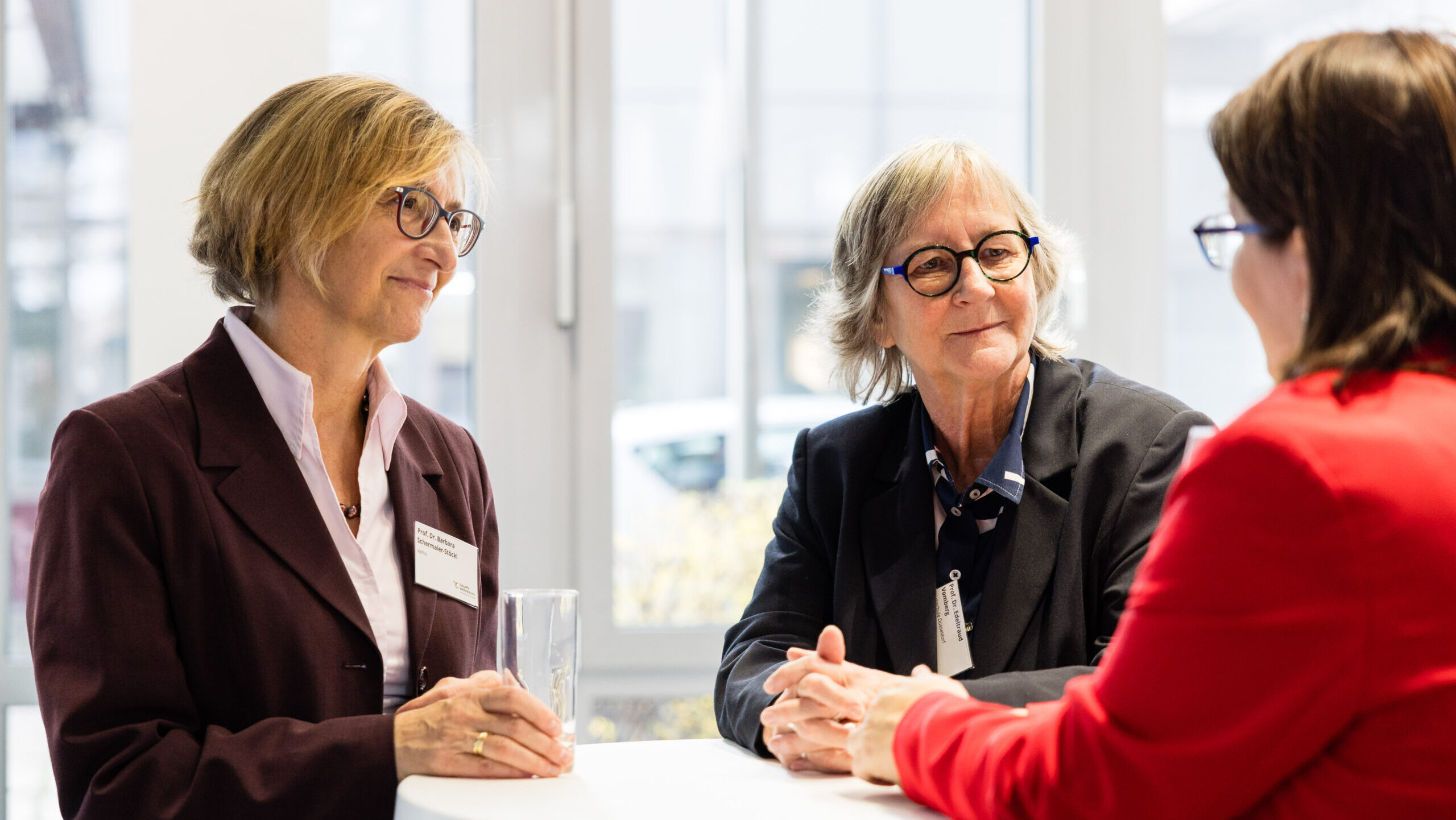 Kleingruppe führt ein angeregtes Gespräch.