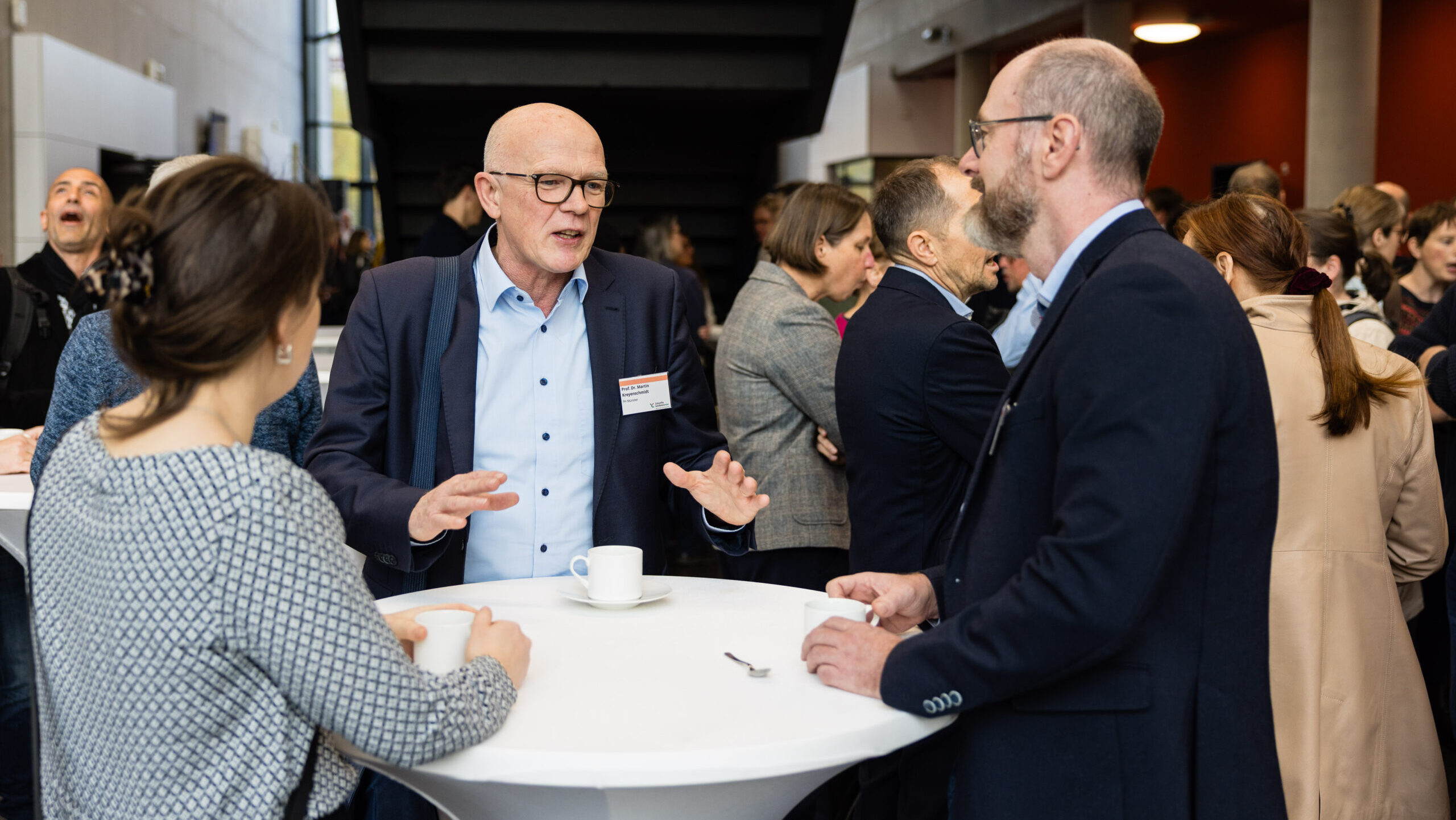 Gespräche im Foyer während einer Veranstaltung.