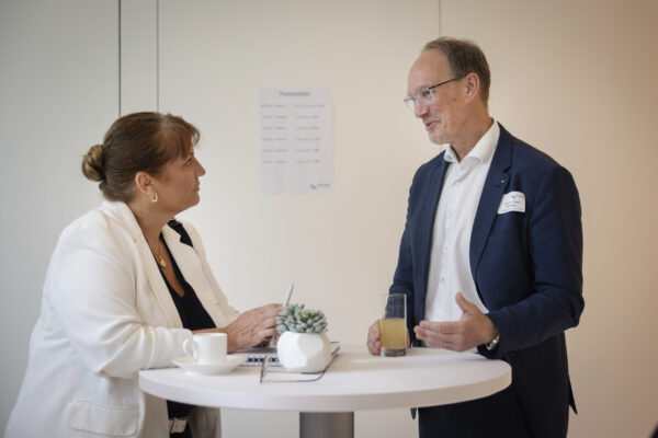 Teilnehmende des Open Space diskutieren.