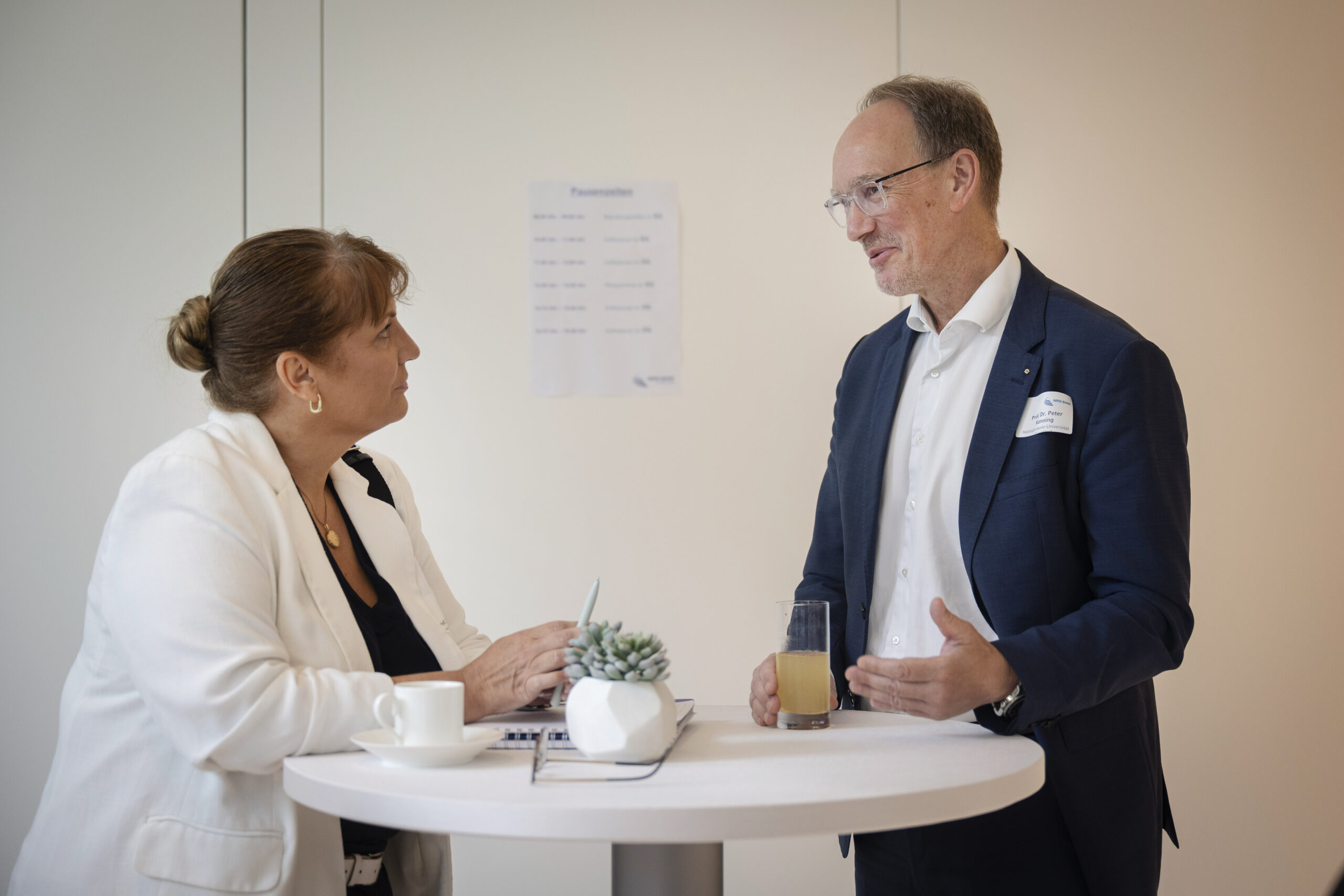 Teilnehmende des Open Space diskutieren.