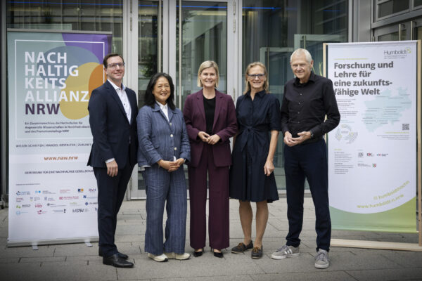 Gruppenfoto der Sprecherinnen, Sprecher der Zukunftskonferenz.NRW der NAW.BANK.