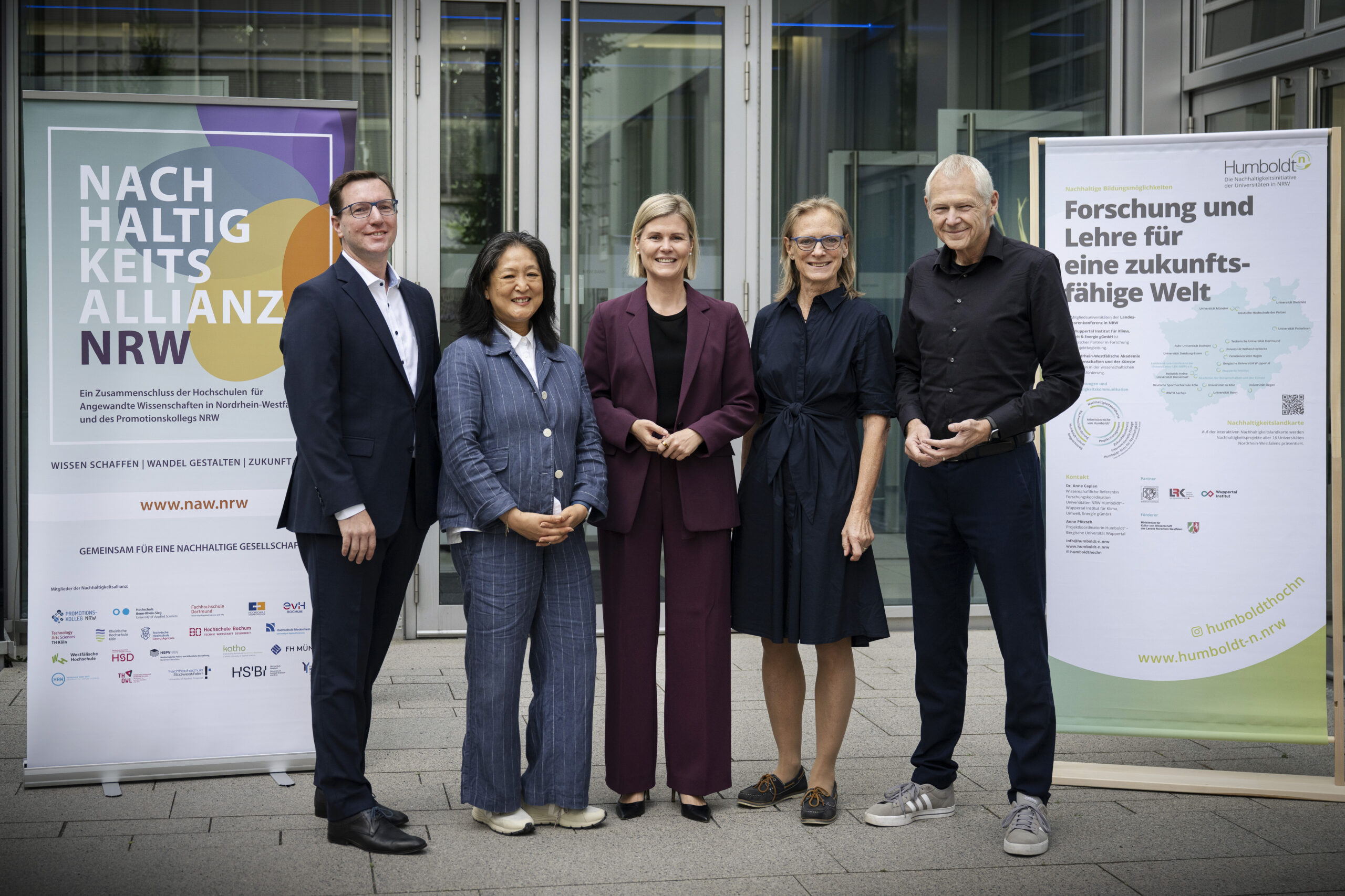 Teilnehmende hören aufmerksam der Podiumsdiskussion zu.