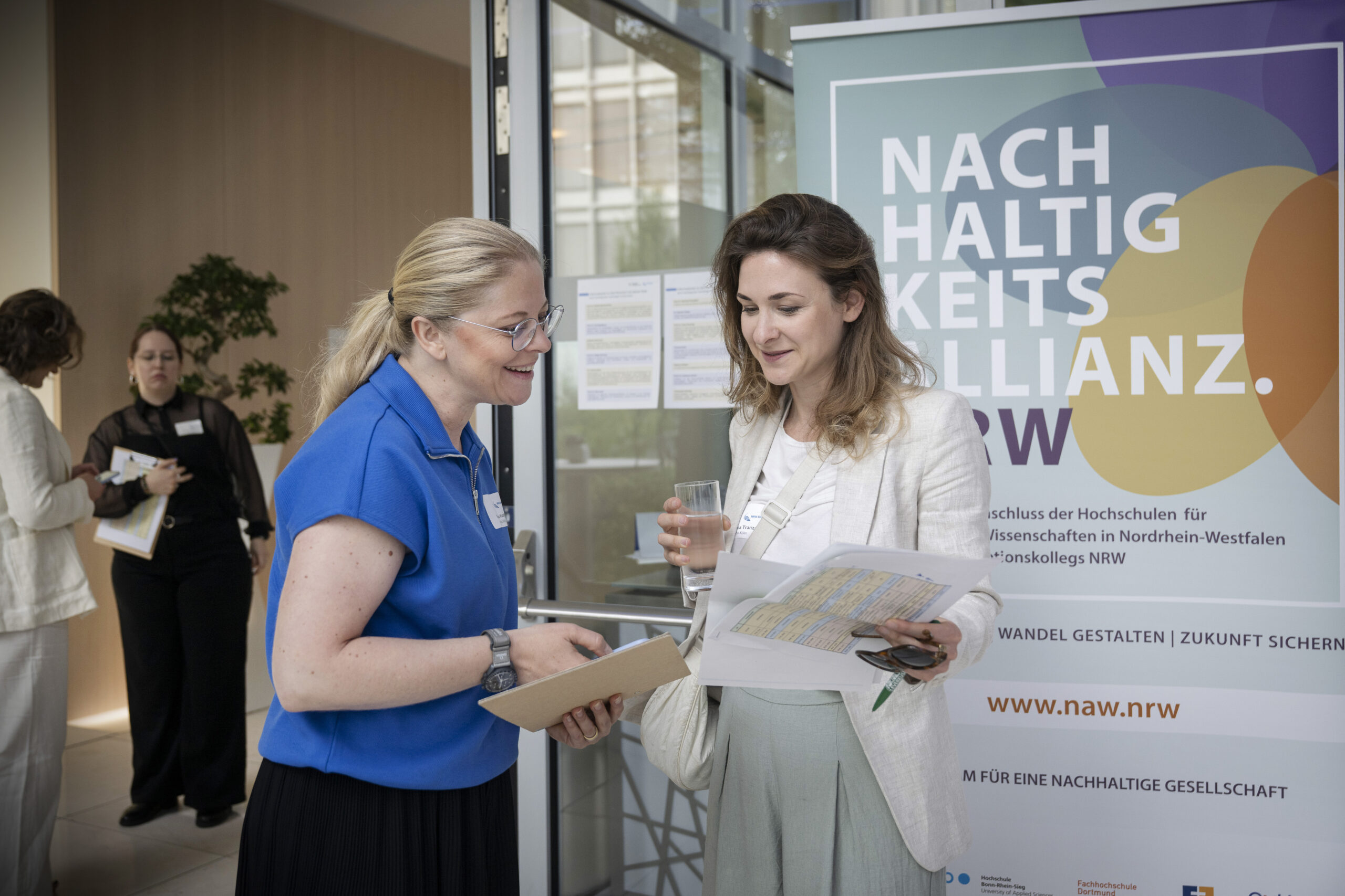 Gäste der Veranstaltung kommen miteinander ins Gespräch.